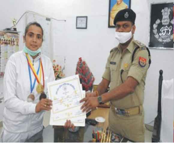 पदक विजेता खिलाड़ी को एसएसपी ने किया सम्मानित