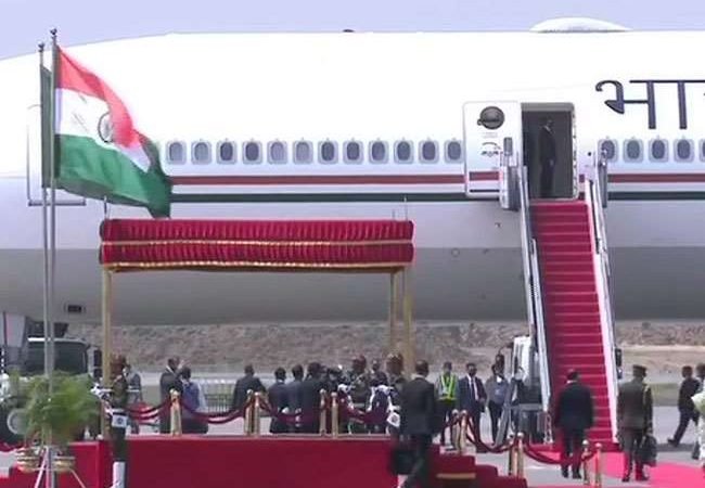 LIVE: बांग्लादेश पहुंचे प्रधानमंत्री नरेंद्र मोदी, शेख हसीना ने की आगवानी, कोरोना काल शुरू होने के बाद पहली विदेश यात्रा