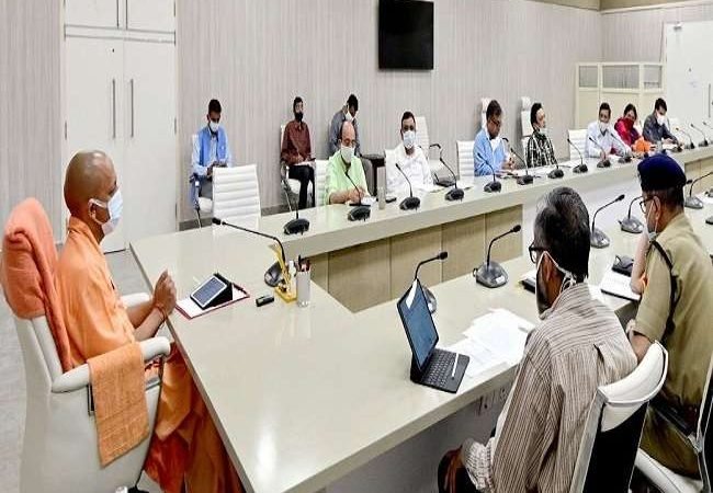 कोरोना वायरस संक्रमण के बढ़ते केस पर CM योगी आदित्यनाथ बेहद गंभीर, विशेष सतर्कता बरतने के निर्देश