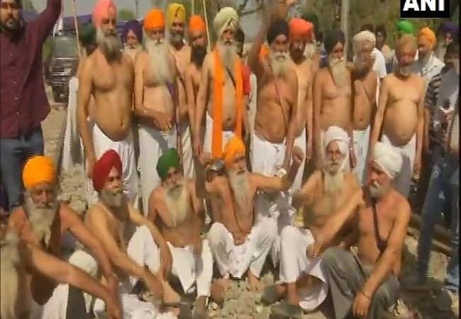 Farmers protest Bharat Bandh live updates: रेलवे ट्रैक ब्लॉक, किसानों ने कुर्ता उतारकर किया विरोध-प्रदर्शन
