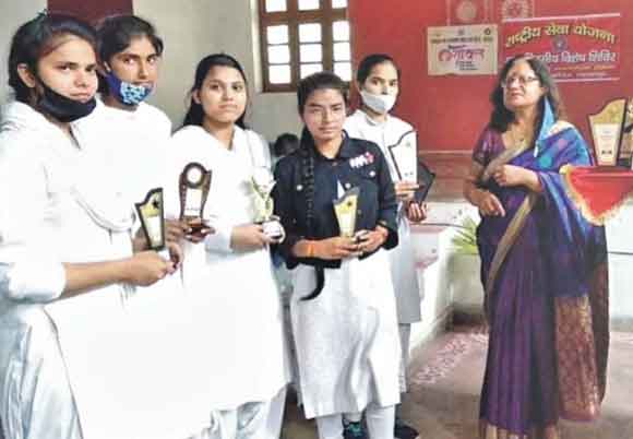 समापन कार्यक्रम में किया छात्राओं को सम्मानित
