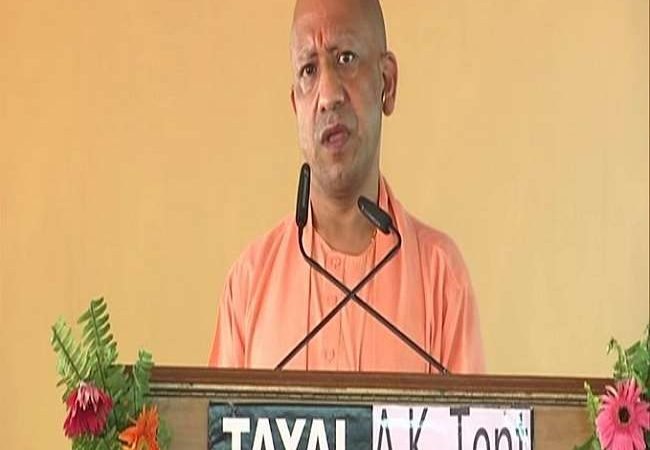 महराजगंज में CM योगी आदित्यनाथ बोले-देश में किसान के कंधे पर बंदूक रख अराजकता फैलाने का प्रयास