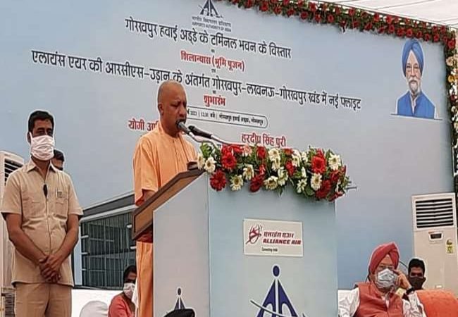 गोरखपुर से लखनऊ की हवाई सेवा शुरू, सीएम योगी आदित्‍यनाथ ने दिखाई हरी झंडी