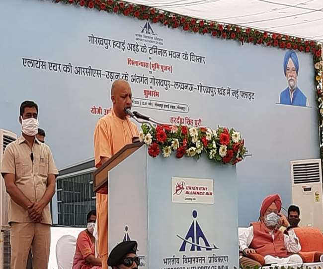 गोरखपुर से लखनऊ की हवाई सेवा शुरू, सीएम योगी आदित्‍यनाथ ने दिखाई हरी झंडी