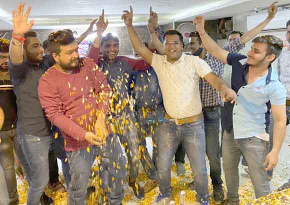फूलों के साथ खेली होली, किया मिलजुल कर मनाने का आह्वान