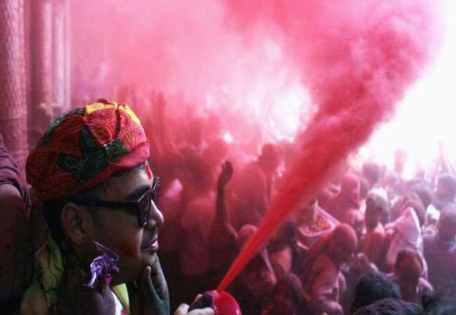 Holi Celebration In UP: ठाकुर बांकेबिहारी मंदिर में बरसा आनंद का रंग, आराध्य संग होली खेलने की होड़