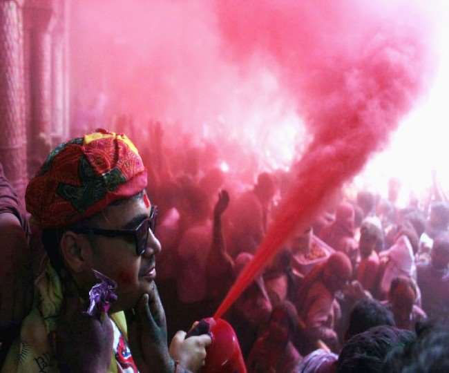 Holi Celebration In UP: ठाकुर बांकेबिहारी मंदिर में बरसा आनंद का रंग, आराध्य संग होली खेलने की होड़