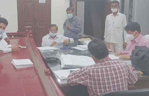 जिला पंचाय सदस्य पद के उम्मीदवारों ने खरीदे नामांकन पत्र