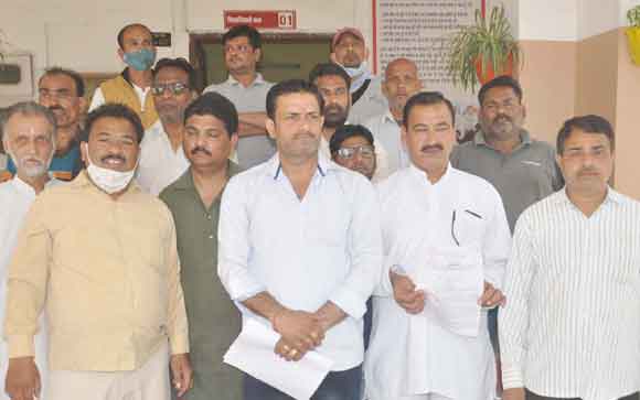 औषधि निरीक्षक के खिलाफ व्यापारियों ने सौंपा ज्ञापन