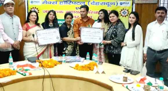 शिविर में की रोगियों के स्वास्थ्य की नि:शुल्क जांच