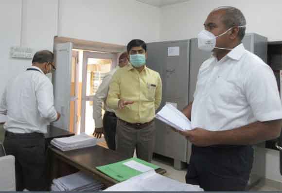 बिना किसी औचित्य के पत्रावलियों को लम्बित रखते वाले कर्मियों को दण्ड़ित किया जाए – मण्डलायुक्त