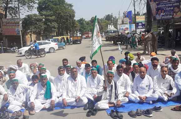 भारत बंद के दौरान भाकियु नेताओ ने बस अडडा तिराहे पर धरना देकर जाम लगाया