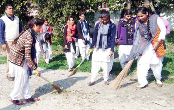 स्वयं सेवियों ने अभियान चलाकर दिया स्वच्छता का संदेश