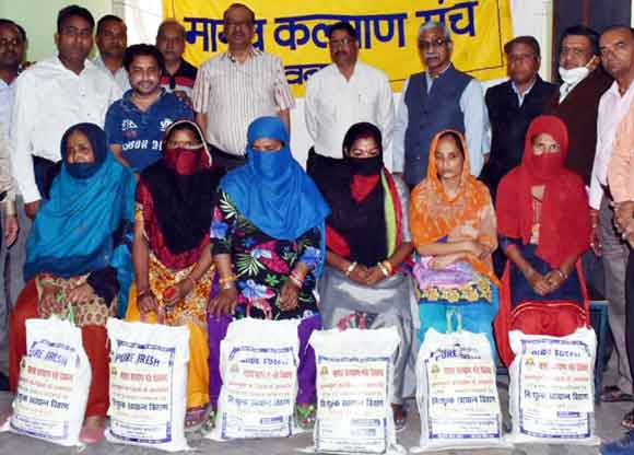 मानव कल्याण मंच ने जरूरतमंदों को किया खाद्यान्न वितरण
