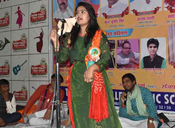 कवि सम्मेलन हास्य पिचकारी में जमकर गुदगुदाए श्रोता
