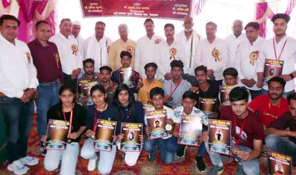 हमें अपने बच्चों को अच्छे संस्कार देने के साथ ही उच्च शिक्षित बनाना चाहिए: गजे सिंह