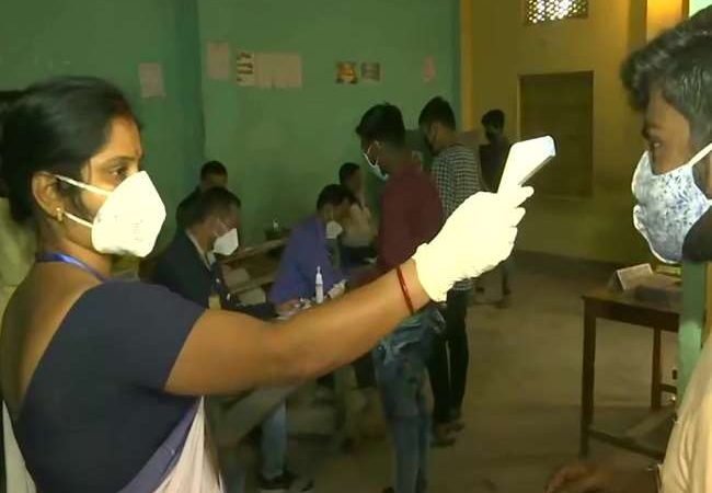 Assam Chunav 2021 Voting LIVE: मतदान केंद्रों पर कोरोना गाइडलाइंस का सख्ती से पालन, तापमान की हो रही जांच