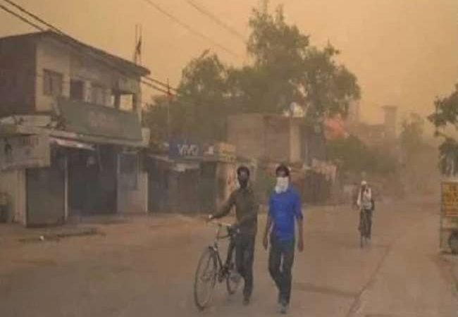 Weather Update: दिल्ली समेत कई जगहों पर धूल भरी हवाएं, इन राज्यों में बारिश की चेतावनी