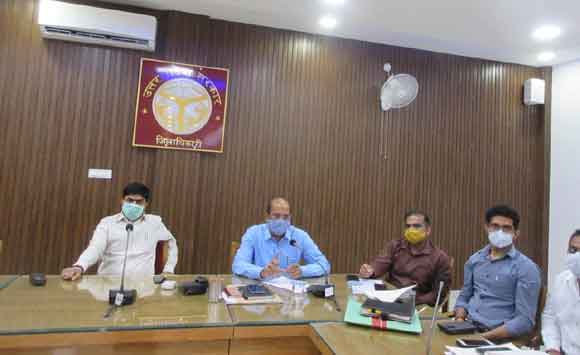 सभी कर्मी कोविड-19 सक्रमण से बचते हुए सकुशल पंचायत चुनाव सम्पन्न कराएं – जिला मजिस्ट्रेट