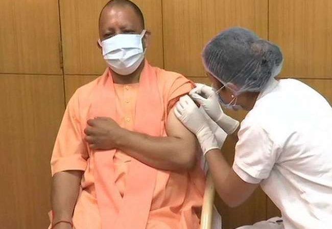 COVID-19 Vaccination in UP: उत्तर प्रदेश के CM योगी आदित्यनाथ ने लगवाई कोव‍िड-19 वैक्सीन की पहली डोज