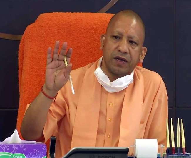 कोरोना संक्रमण को लेकर सीएम योगी आदित्यनाथ सख्त, बोले- सार्वजनिक आयोजनों में 100 से अधिक लोग न जुटें