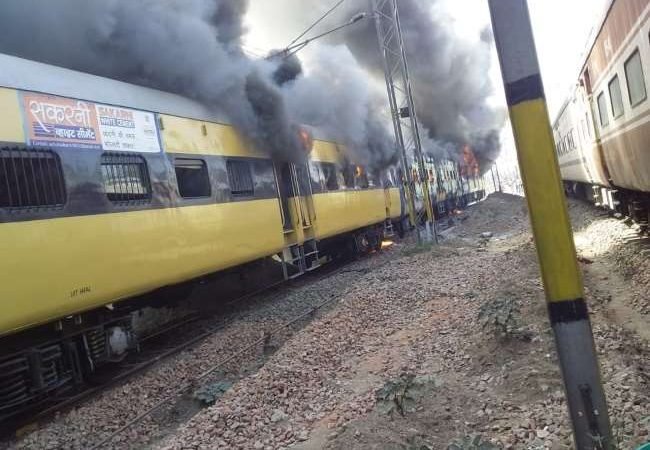 रोहतक में पैसेंजर ट्रेन में लगी भीषण आग, तीन डिब्बे जलकर खाक, फायर बिग्रेड की गाड़ियां बुझाने में जुटीं