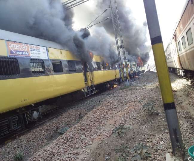 रोहतक में पैसेंजर ट्रेन में लगी भीषण आग, तीन डिब्बे जलकर खाक, फायर बिग्रेड की गाड़ियां बुझाने में जुटीं