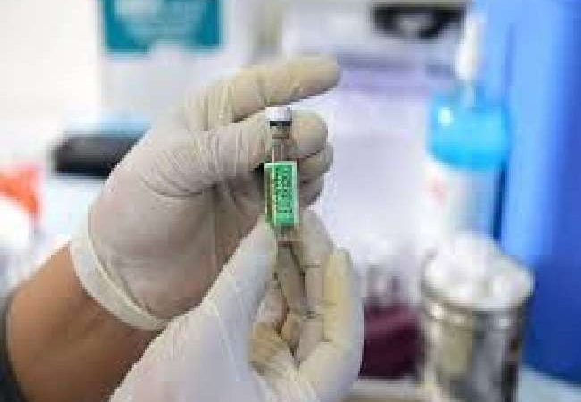 कोरोना की रफ्तार के बीच दिल्ली, महाराष्ट्र में वैक्सीन की कमी! कई शहरों में ठप हो गए हैं वैक्सीनेशन सेंटर