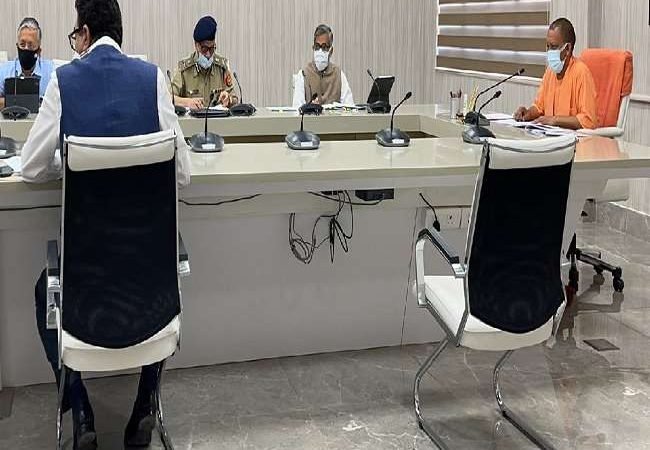 Fight Against COVID-19: कोरोना से संक्रमण की जंग में खुद ही फील्ड पर उतरे मुख्यमंत्री, आज प्रयागराज व वाराणसी का दौरा