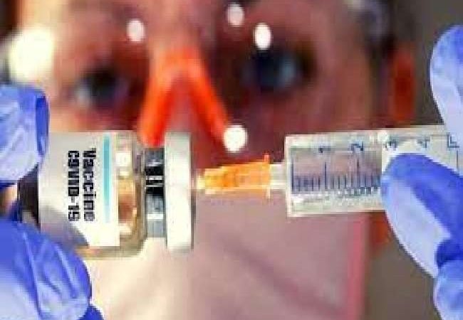 भारत में वैक्सीन की मांग पर बढ़ी चिंता, कोवैक्स ने कहा- सीरम कानूनी तौर पर टीका सप्लाई करने को बाध्य