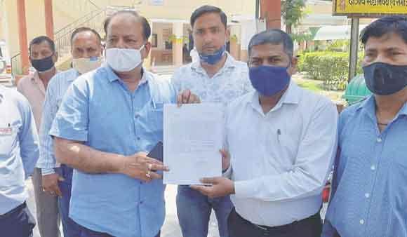 शराब फैक्ट्री को चलाने की मांग को लेकर सिटी मैजिस्ट्रेट से मिले कामगार