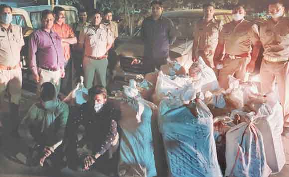आबकारी विभाग व पुलिस ने शराब के ठेके पर मारा छापा