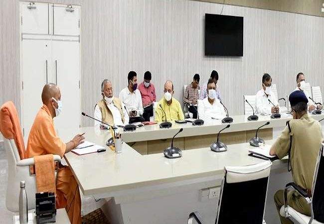 Fight Against COVID-19: कोविड के बढ़ते संक्रमण पर CM योगी आदित्यनाथ बेहद सख्त, बोले- अब फील्ड में उतरें सभी अफसर