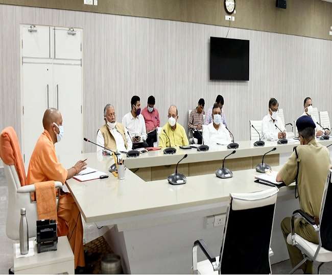 Fight Against COVID-19: कोविड के बढ़ते संक्रमण पर CM योगी आदित्यनाथ बेहद सख्त, बोले- अब फील्ड में उतरें सभी अफसर