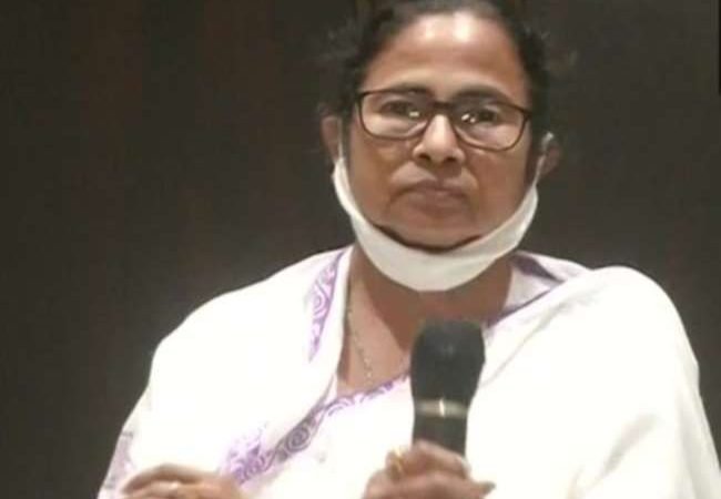 West Bengal Assembly Election 2021: ममता बनर्जी के प्रचार पर 24 घंटे की रोक, चुनाव आयोग के खिलाफ धरने पर बैठेंगी टीएमसी सुप्रीमो
