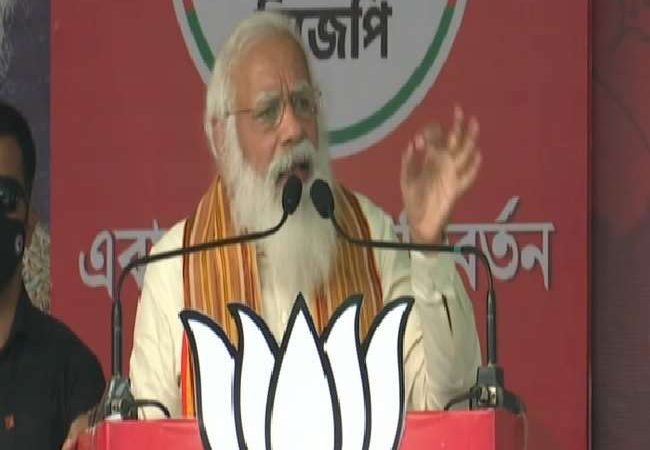 बारासात की चुनावी रैली में बोले पीएम मोदी, बंगाल में दीदी की सरकार ने गरीबों से किया विश्वासघात