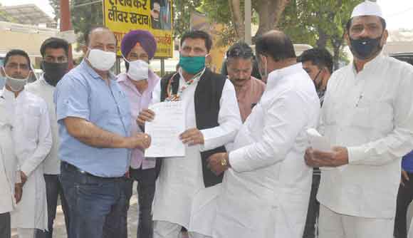 नाइट कफ्र्यू की समयसीमा बढ़ाने की मांग को लेकर कांग्रेसियों ने सौंपा ज्ञापन