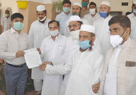 जिलाधिकारी से मिला मुस्लिम समुदाय का प्रतिनिधिमंडल।