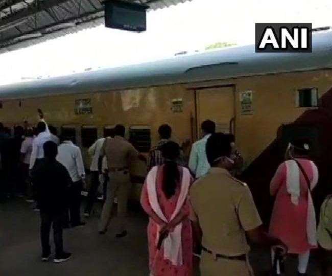 Indian Railways: प्रवासी मजदूरों के आने का सिलसिला तेज, ट्रेनों में मिल रहे सबसे अधिक संक्रमित