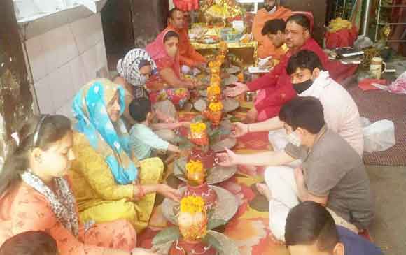 प्रथम नवरात्रे पर की मां शैल पुत्री की पूजा-अर्चना