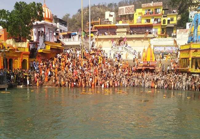 LIVE Haridwar Kumbh Mela 2021: शाही स्नान को हर की पैड़ी पहुंचने लगे अखाड़े, देखते ही बन रहा वैभव