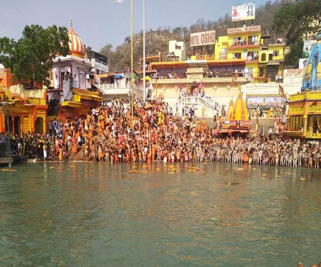 LIVE Haridwar Kumbh Mela 2021: शाही स्नान को हर की पैड़ी पहुंचने लगे अखाड़े, देखते ही बन रहा वैभव