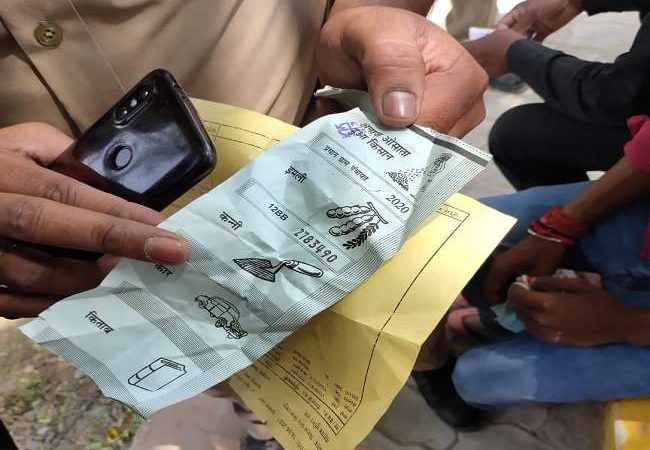 LIVE UP Panchayat Election Voting News:कानपुर में मतपत्र बाहर लाने पर बवाल, हिरासत में दो युवक