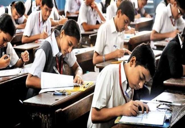 Coronavirus: गुजरात बोर्ड की 10वीं और 12वीं की परीक्षाएं स्थगित, पहली से नौवीं व 11वीं के छात्र बिना परीक्षा होंगे प्रमोट