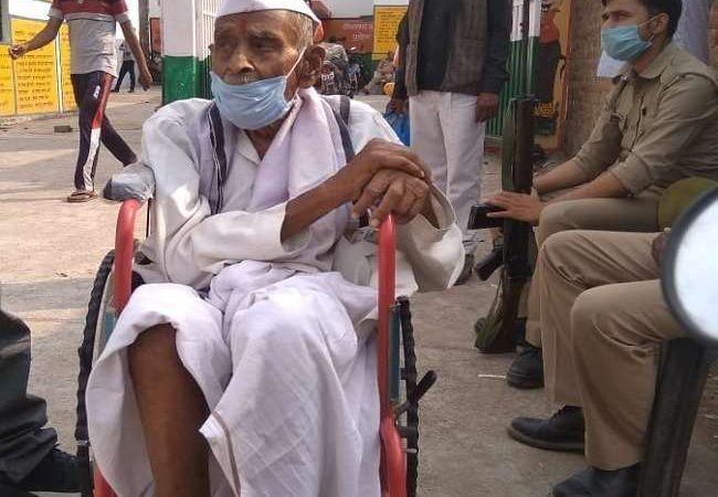 UP Panchayat Chunav 2021 LIVE: महोबा में 102 वर्षीय बुजुर्ग ने डाला अपना वोट
