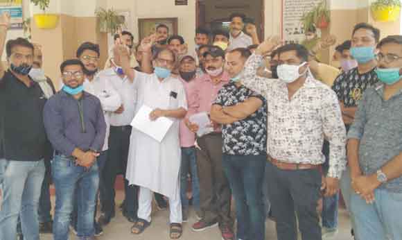 टैंट व्यापारियों ने डीएम को सौंपा ज्ञापन