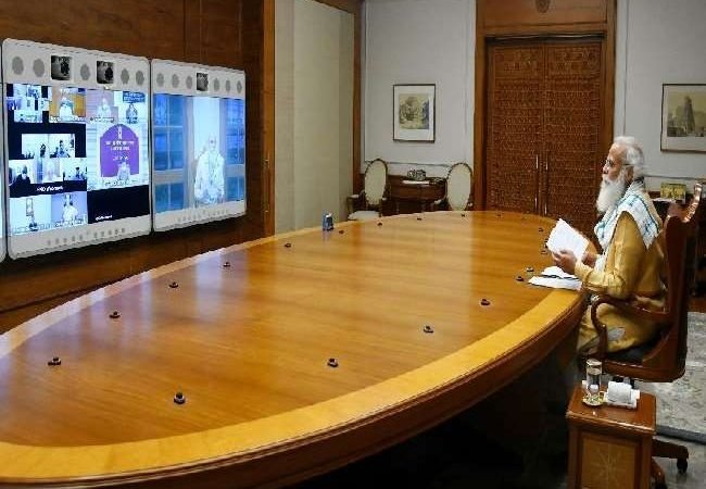 वैक्सीन और दवा उत्पादन में लगा दें पूरी ताकत, कोरोना के बढ़ते मामलों पर बैठक में प्रधानमंत्री ने किया आह्वान