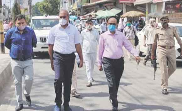 मंडलायुक्त ने किया निगम के सैनेटाइजेशन अभियान का औचक निरीक्षण