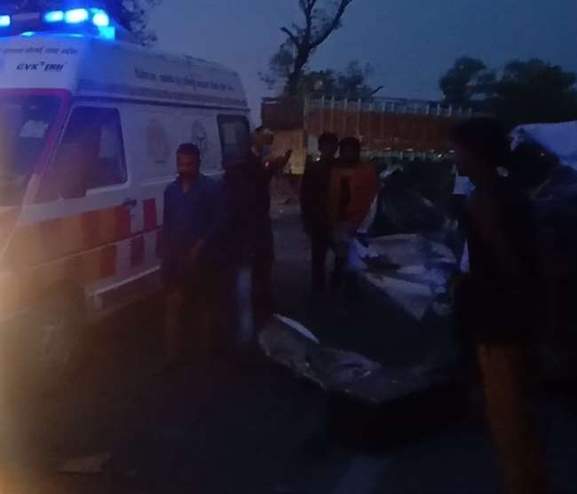 चित्रकूट में भीषण सड़क हादसा, ट्रक-वैन की भिड़ंत में चार लोगों की मौत, पांच घायल