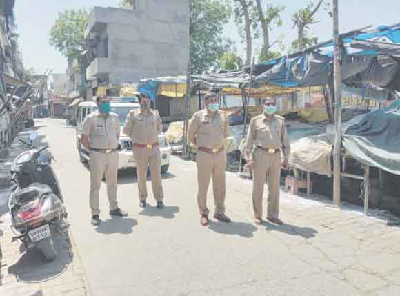 सरसावा पुलिस ने शनिवार शाम 8 बजे बाजार कराया बंद